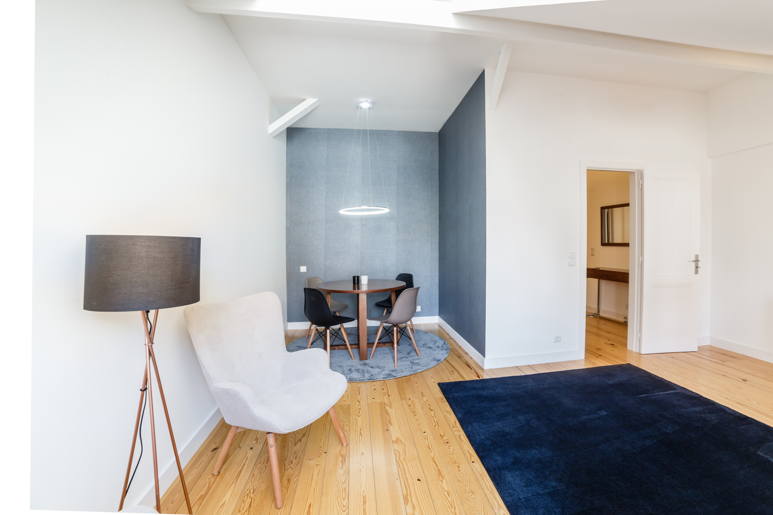 Modern apartment with white walls and light wooden floor Буд. №32